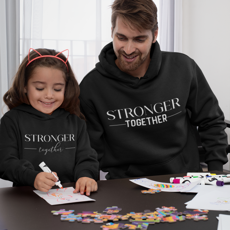 pullover-hoodie-mockup-of-a-daughter-and-her-father-drawing-33086